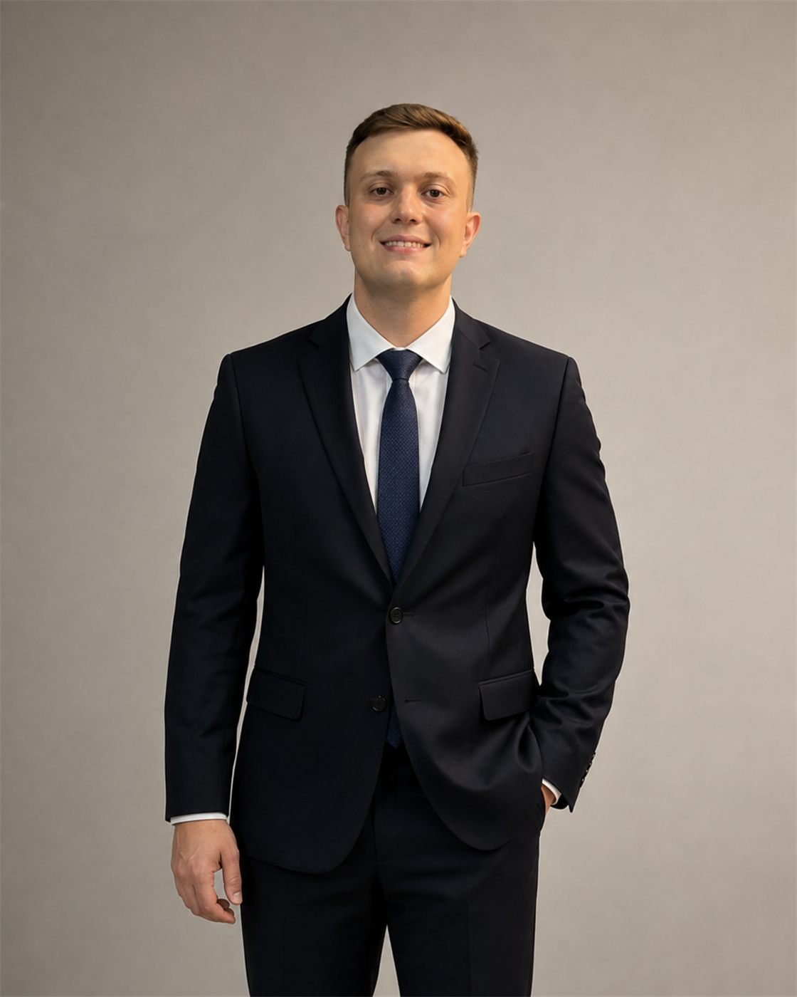 Retrato de Braian Follmann em trajes profissionais